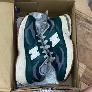 New Balance Forest Green and Cream Sneakers